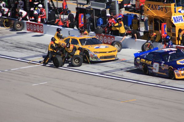 How NASCAR races work